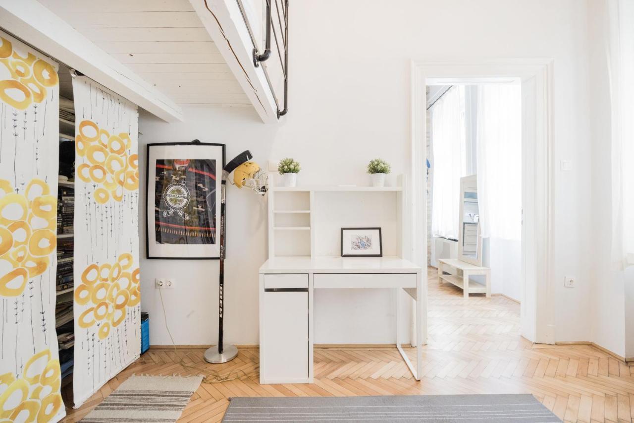 Live Like A Local At The Rustic Hockey Hut Lägenhet Budapest Exteriör bild